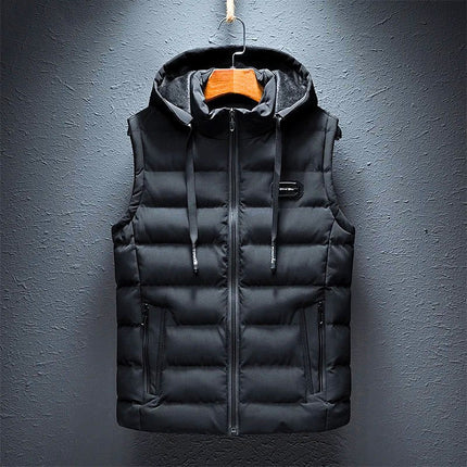 Chaleco negro con capucha, relleno de algodón, bolsillos con cierre, ideal para hombres en días frios, estilo moderno.