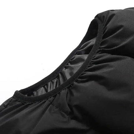 Detalle del cuello de un chaleco ThermoShield negro para hombre, con relleno grueso y capucha desmontable.
