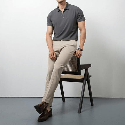 Hombre vistiendo chomba Everett gris de jersey ultraliviano, ideal verano; combina con chinos beige para oficina o salidas nocturnas.