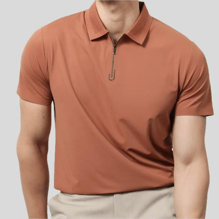 Chomba Everett de jersey liviano marrón claro para hombre, ideal para verano, con cierre limpio y estilo minimalista.