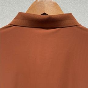 Chomba Everett marrón de jersey ultraliviano, cuello con cierre ideal para verano, estilo minimalista, para hombres.