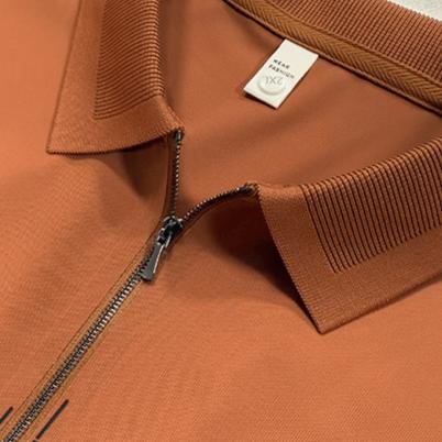 Chomba de jersey marrón ultraliviano con cierre, ideal para hombres en verano, estilo minimalista elegante.