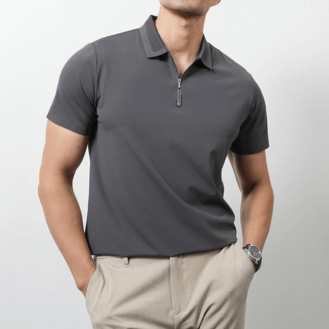 Polo gris para hombre confeccionado en jersey ultraliviano, ideal para el verano, con cuello con cierre y diseño minimalista.