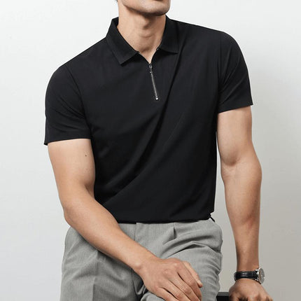 Hombre vistiendo chomba negra Everett, de jersey ultraliviano, con cierre limpio, ideal para el verano y oficina.