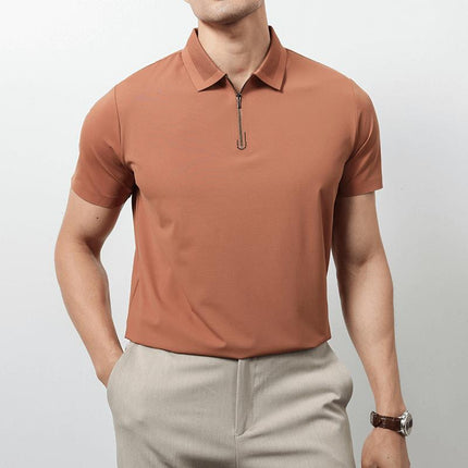 Chomba de hombre color cobrizo en jersey ultraliviano, ideal para verano. Cuello con cierre, elegante para oficina o salidas.