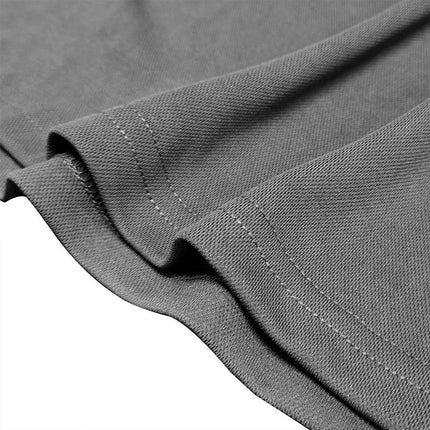 Detalle de chomba gris para hombre en algodón peinado, borde cuello cuadro vichy, elegante y relajada. Ideal para estilo casual.