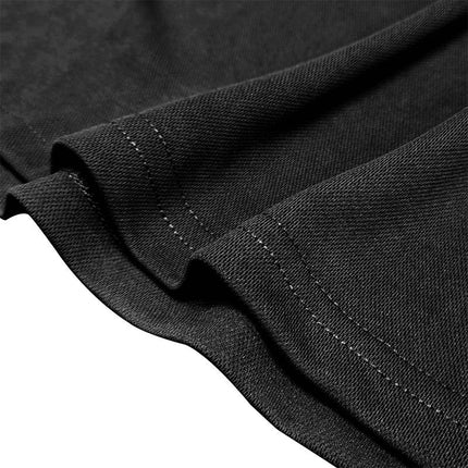 Detalle de chomba Hudson Gingham en algodón peinado negro, con costuras cuidadas para un look elegante y relajado.