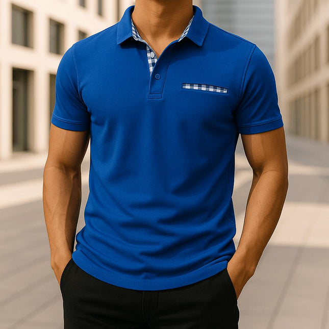 Chomba Hudson Gingham azul para hombre, algodón peinado, cuello y bolsillo con cuadro vichy, estilo casual elegante.