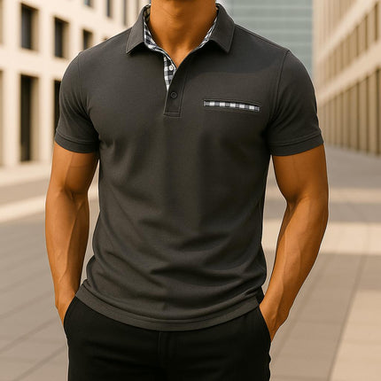 Chomba Hudson Gingham de hombre, algodón peinado gris oscuro, con borde de cuadros vichy. Ideal para estilo casual elegante.
