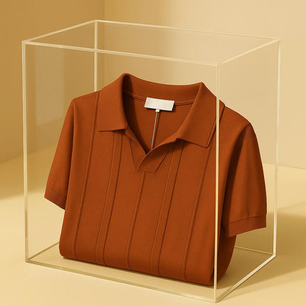 Chomba Kensington marrón para hombre, tejido de punto en mezcla de rayón, patrón vertical sutil, ideal días cálidos.