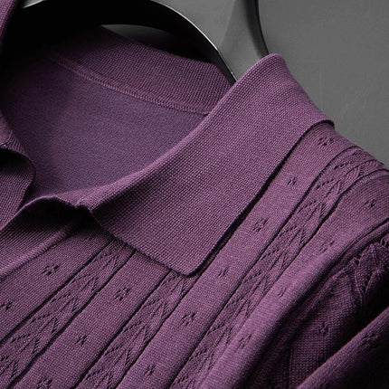 Chomba de punto morado para hombre, tejido liviano con cuello Johnny y diseño trenzado vertical.