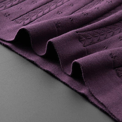 Textura de polo tejido Raffaello Knit color violeta, con detalles de punto trenzado, ideal para días relajados.