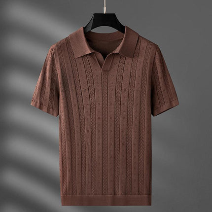 Chomba Raffaello marrón para hombre, tejido liviano con textura trenzada, cuello Johnny, ideal para estilo casual elegante.
