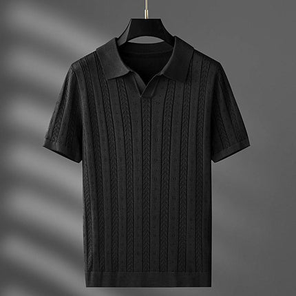 Chomba de punto negra para hombre, tejido liviano y cuello Johnny, ideal para un look casual elegante.