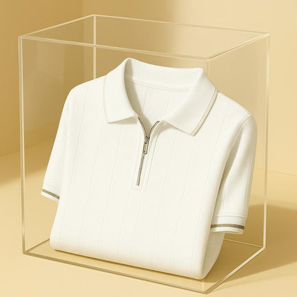 Chomba Salerno Knit blanca para hombre, mezcla de algodón y rayón, textura rayada, cuello con cierre, elegante y moderna.