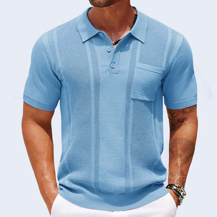 Hombre vistiendo chomba Sorrento azul para hombre, algodón liviano, corte entallado con bolsillo en el pecho, ideal primavera.