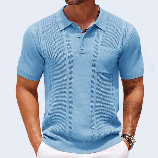 Hombre vistiendo chomba Sorrento azul para hombre, algodón liviano, corte entallado con bolsillo en el pecho, ideal primavera.