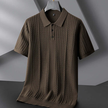 Chomba Torino marrón masculina, tejido premium texturizado, corte entallado, cuello clásico, estilo smart casual.