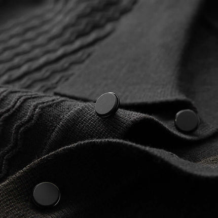 Chomba Torino negra para hombre, tejida con texturas acanaladas y lisas, estilo casual elegante y corte entallado.