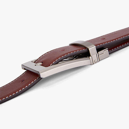 Cinto de cuero genuino marrón para hombre, diseño clásico con costuras blancas y hebilla metálica resistente. Elegancia atemporal.