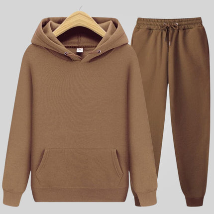 Conjunto buzo con capucha y pantalón marrón, tejido suave y respirable para hombre, ideal para días frescos.