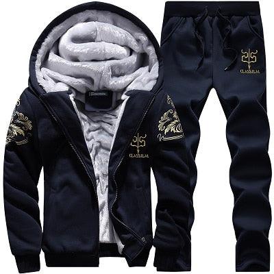 Conjunto polar negro para hombre, lana fleece interior, detalles bordados dorados, ideal para invierno elegante y cálido.