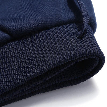Detalle de puño azul de buzo polar Arctic Flex para hombre con interior de lana fleece, elegancia y abrigada comodidad.