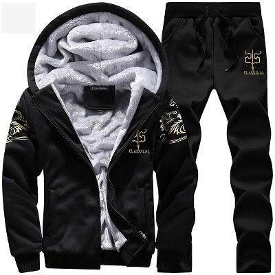 Conjunto polar negro para hombre con capucha forrada de lana fleece y detalles dorados, comodidad y abrigo invernal.