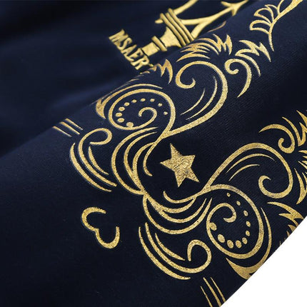 Detalle dorado bordado en buzo polar azul para hombre, estilo elegante, colección Arctic Flex.
