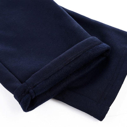 Detalle de pantalón polar azul marino para hombre, interior de lana fleece, estilo elegante y cómodo para invierno.