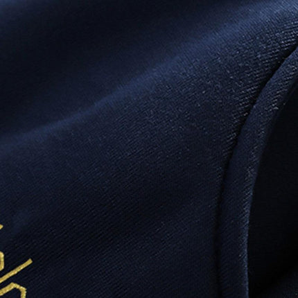 Detalle del conjunto polar Arctic Flex en azul marino para hombre, material polar con bordado premium, estilo y abrigo.