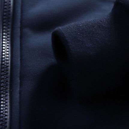 Detalle de cierre y tela polar azul del conjunto Arctic Flex para hombre, ideal para el invierno.