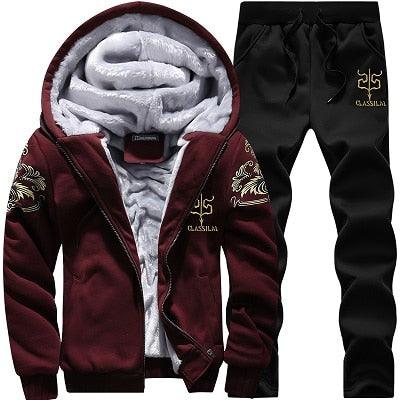 Conjunto de buzo y pantalón polar para hombre, color burdeos, interior fleece, detalles bordados dorados, invierno.