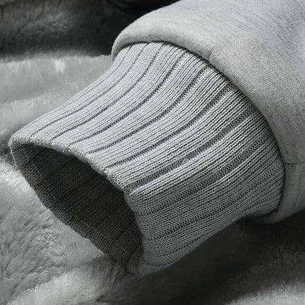 Puño de buzo polar gris para hombre, interior tipo peluche, abrigo invierno, diseño cómodo y moderno.