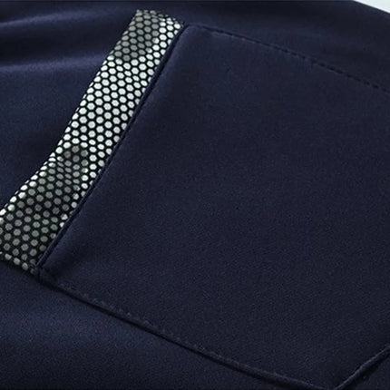 Detalle del bolsillo de buzo polar azul con borde estampado, parte del Conjunto Frost Peak para Hombre, ideal para invierno.