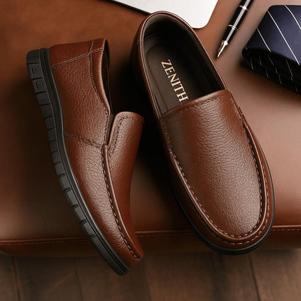 Mocasín clásico de cuero marrón para hombre, ideal para estilos formales y casuales con suela cómoda.