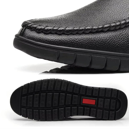 Mocasín clásico de cuero negro para hombre, detalla costura y suela antideslizante, estilo y comodidad.