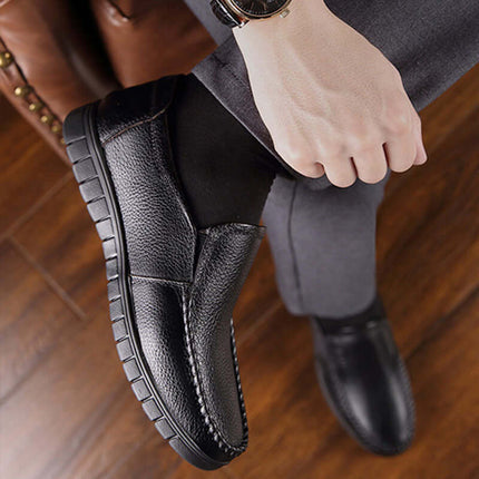 Mocasín clásico de cuero negro para hombre, diseño elegante y cómodo, ideal para el día a día.