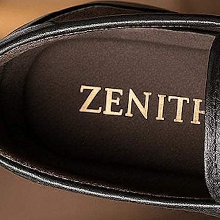 Interior de mocasín clásico de cuero negro para hombre, detalle de marca "Zenith", cómodo y elegante.