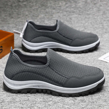 Mocasín Comfort Walk gris para hombres, tejido transpirable y suela resistente, ideal para comodidad diaria.
