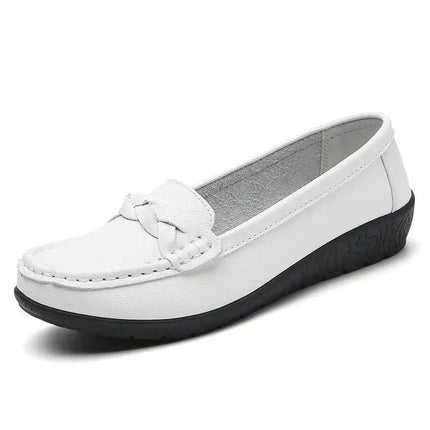 Mocasín de mujer Siena en cuero blanco, diseño clásico y cómodo, ideal para combinar con cualquier look elegante.
