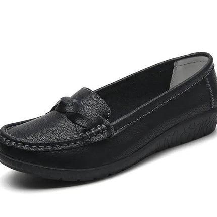 Mocasín de mujer en cuero negro, diseño clásico con costuras discretas, ideal para elegancia y comodidad diaria.