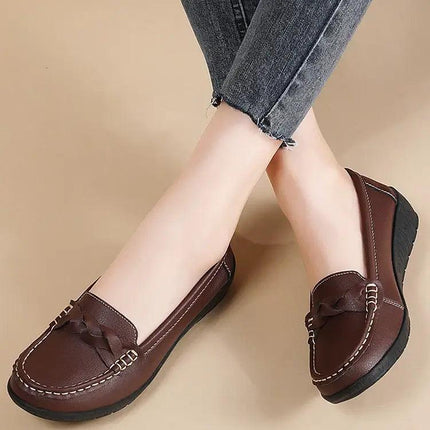 Mocasines Mujer Siena marrón en cuero suave, diseño clásico con costuras discretas, calzado elegante y cómodo para uso diario.