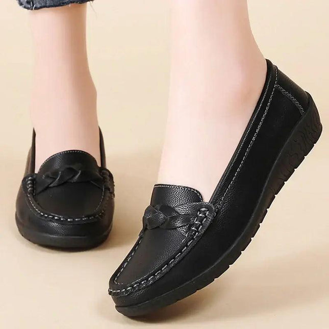 Mocasines de mujer negro Siena en cuero suave. Diseño clásico y atemporal para elegancia diaria. Ideal para todo el día.