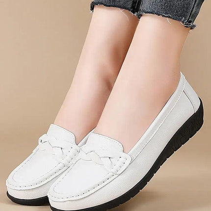 Mocasines Mujer Siena en cuero blanco, diseño clásico y elegante, ideales para el día a día, combinan estilo y comodidad.