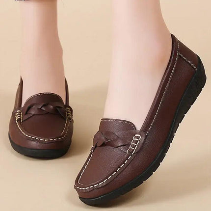 Mocasines Mujer Siena en cuero marrón, diseño clásico y elegante, ideales para uso diario con estilo y comodidad.