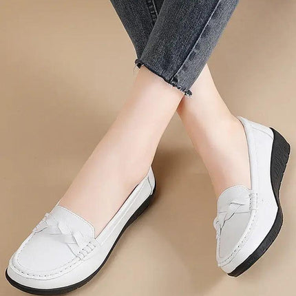 Mocasines Siena para mujer en cuero blanco, diseño clásico y sofisticado. Ideal para usar todo el día con elegancia y comodidad.
