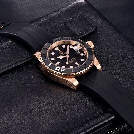 Reloj automático Pagani 911 para hombres, caja dorada, correa negra, diseño robusto, estilo clásico y elegante.