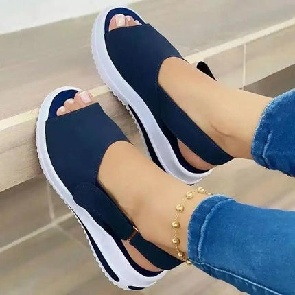 Sandalia Liviana Plus azul con plataforma blanca, diseño abierto, ideal para mujeres en verano, frescura y comodidad.