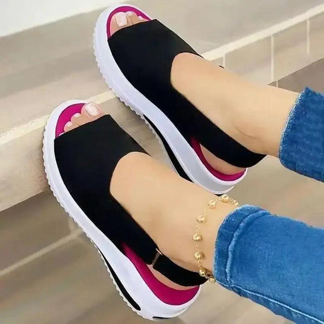 Sandalia Liviana Plus negra y rosa, plataforma liviana, para mujeres tallas grandes, diseño moderno y cómodo.